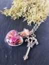 Glasherz mit Rosenblüten und Schlüssel
