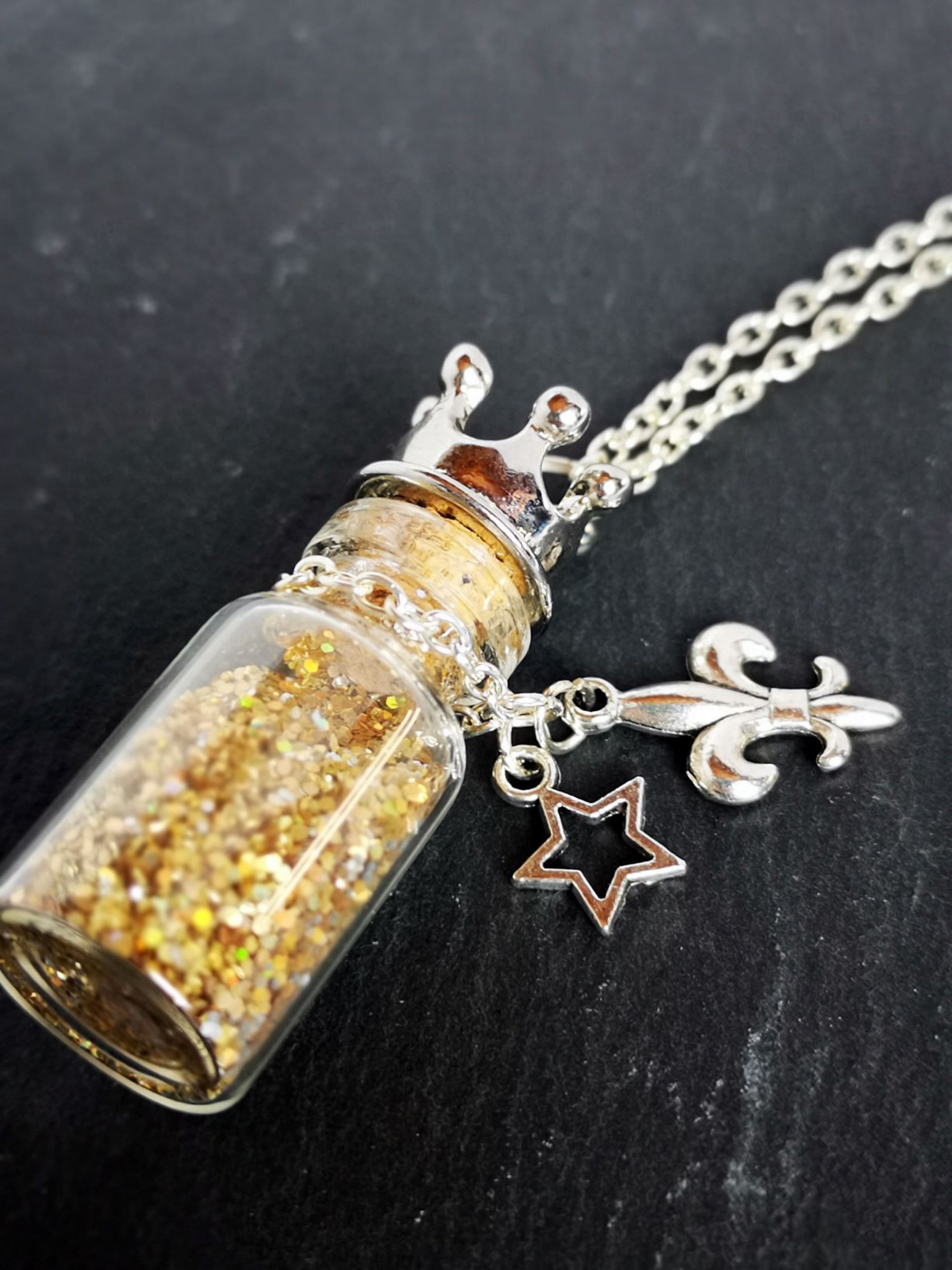 Glasfläschchen mit Krone