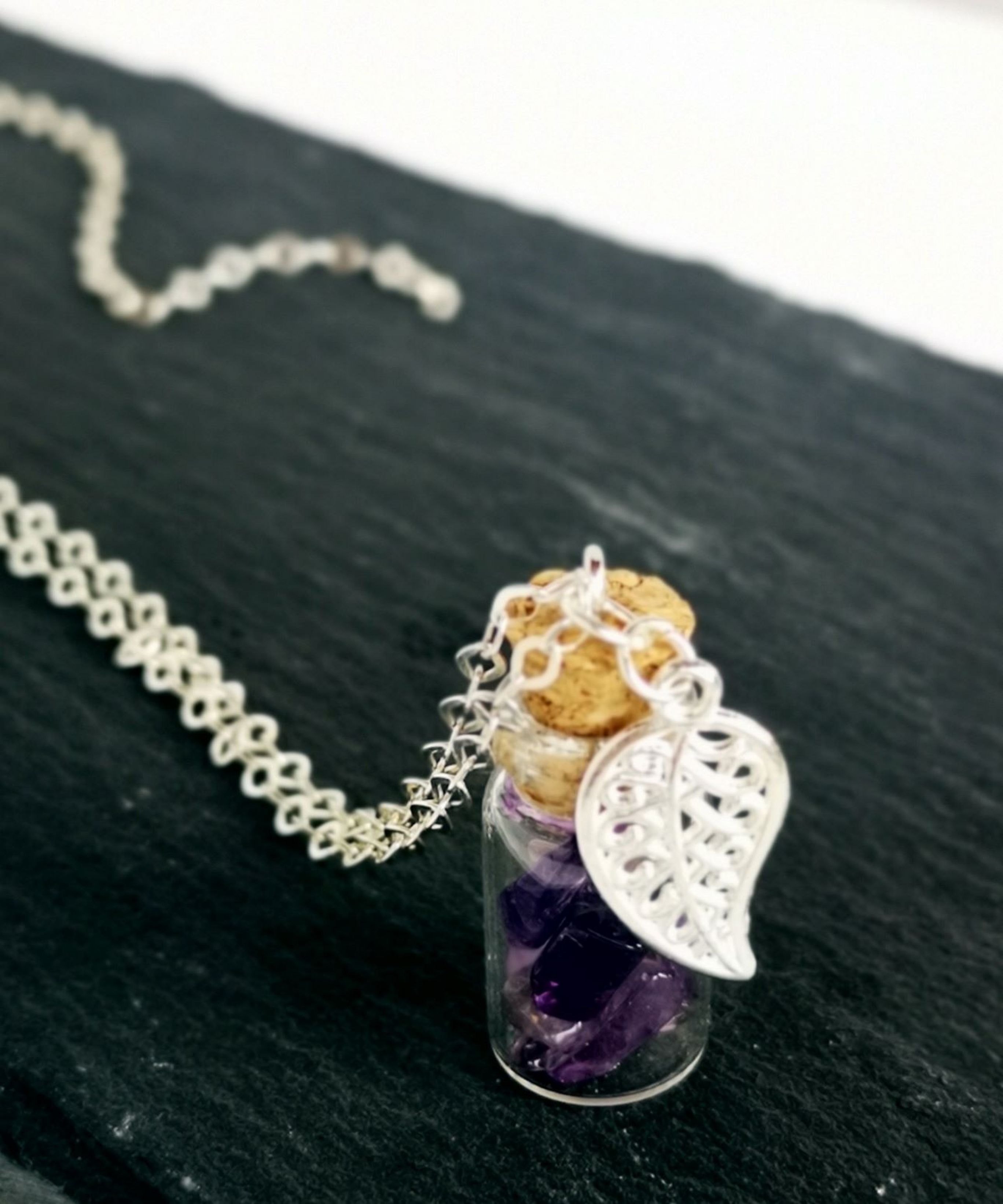 Glasfläschchen mit Amethyst