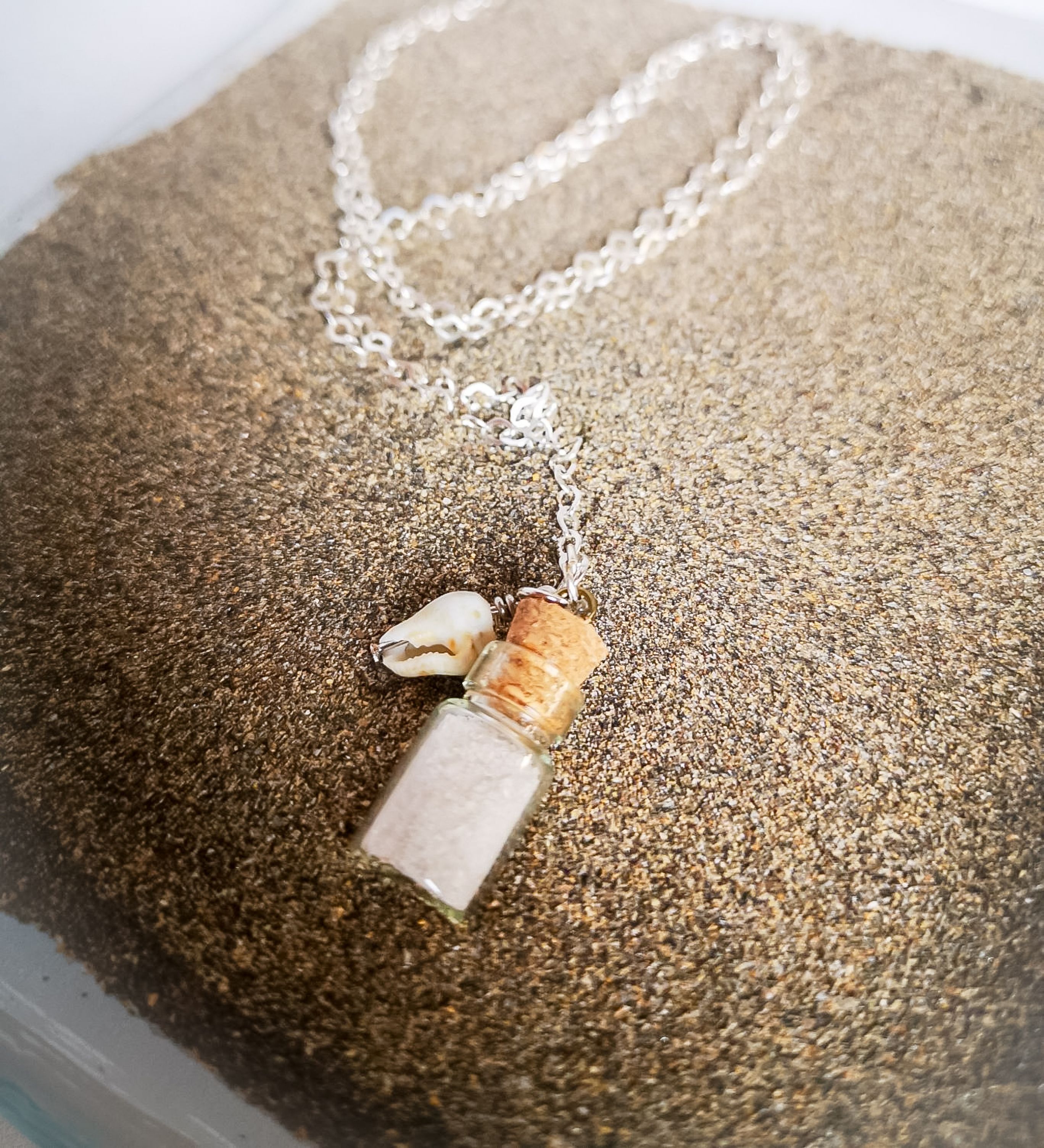 Glasfläschchen mit Muschel