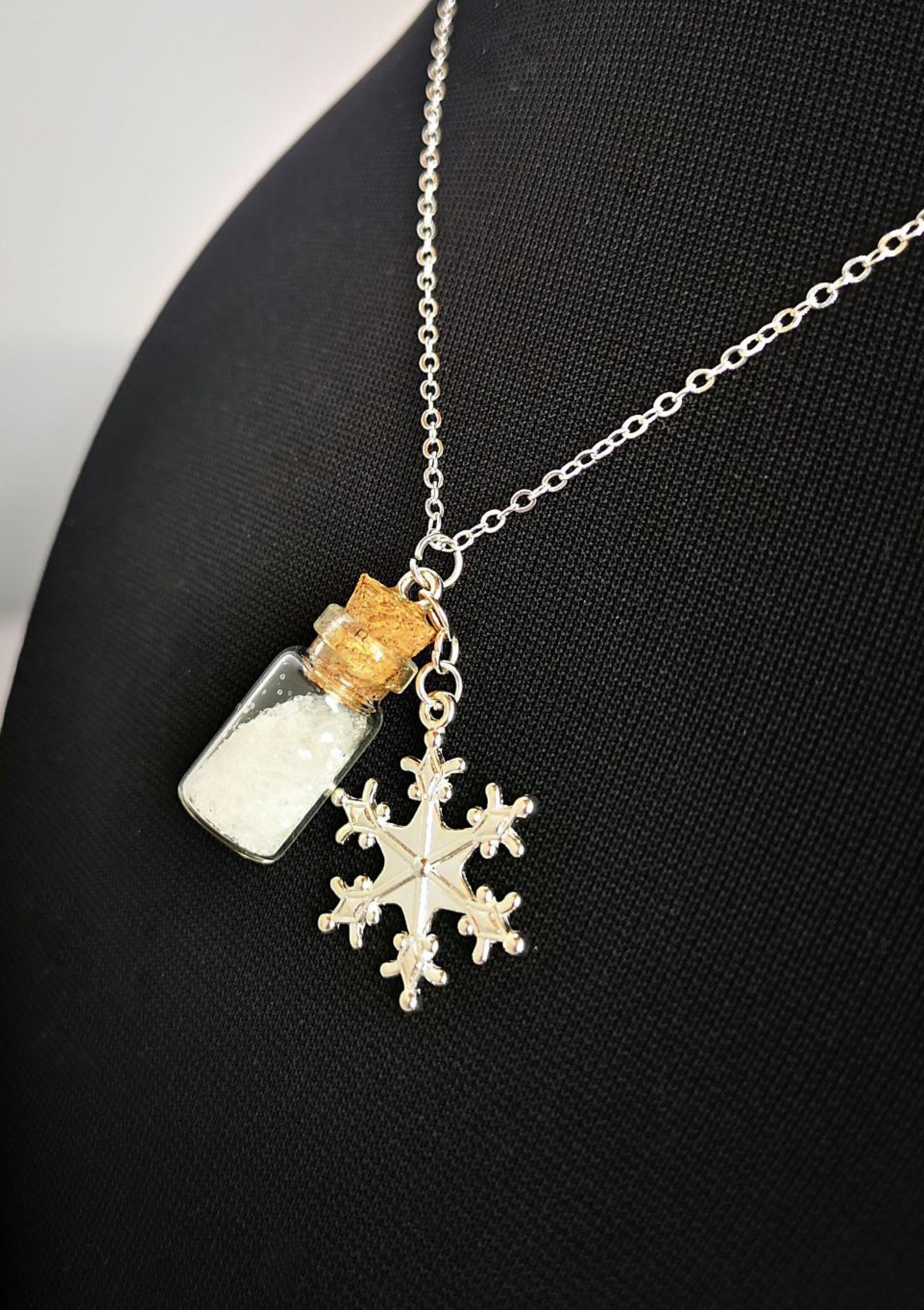 Glasfläschchen mit Schneestern