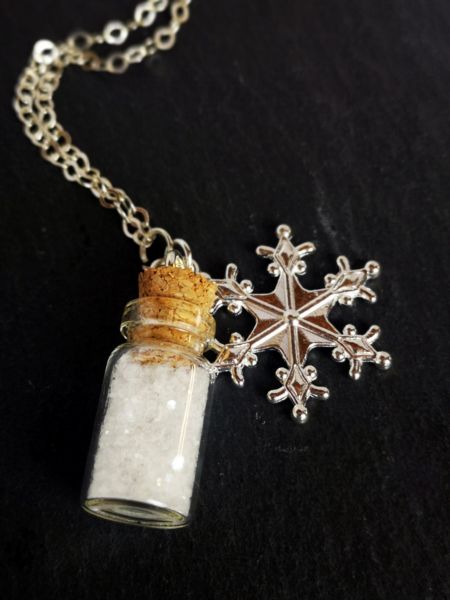 Glasfläschchen mit Schneestern