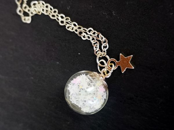 Glaskugel mit Sternen