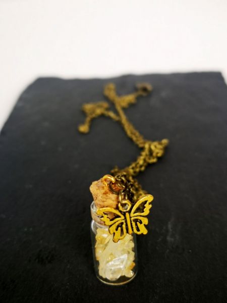Glasfläschen mit Citrin
