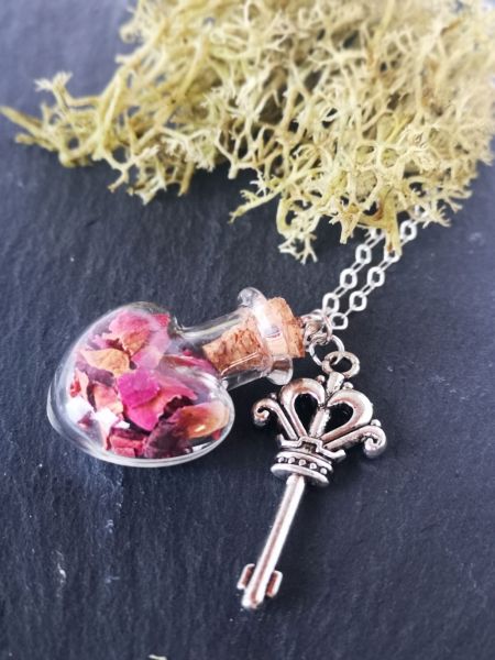 Glasherz mit Rosenblüten und Schlüssel