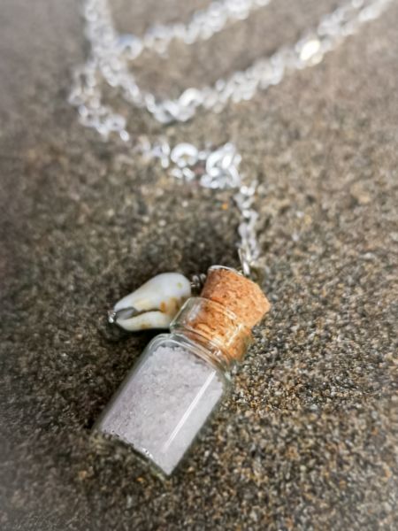 Glasfläschchen mit Muschel