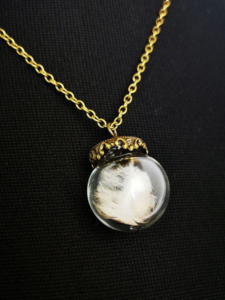 Glaskugel mit Feder