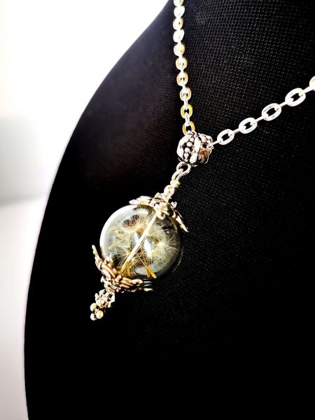 Glaskugel mit Pusteblume