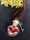 Glasherz mit Rosenblüten und Schlüssel 2